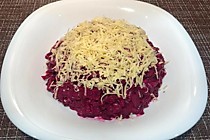 Салат из свеклы с сыром и чесноком